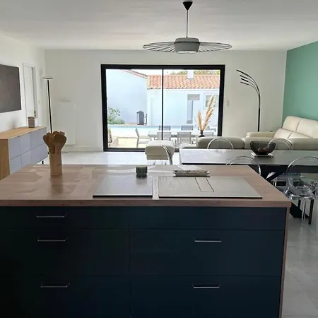 Semesterbostad Renovated 2-min Walk To The