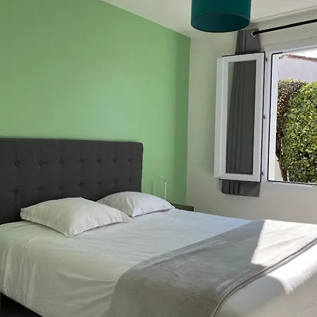 Semesterbostad Renovated 2-min Walk To The